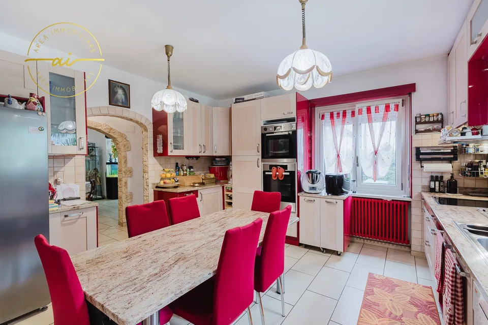 Einfamilienhaus mit Garten und Pool in Cresciano