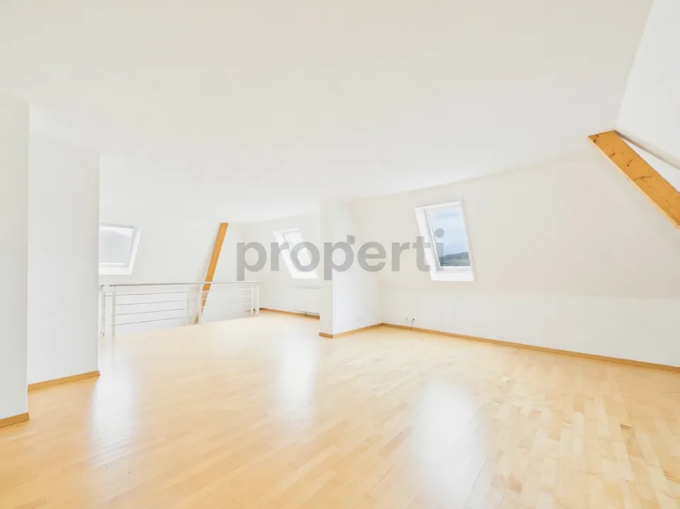 Renovierte 4.5-Zimmer Maisonette in historischem Bauernhaus mit Balkon, Rothrist AG