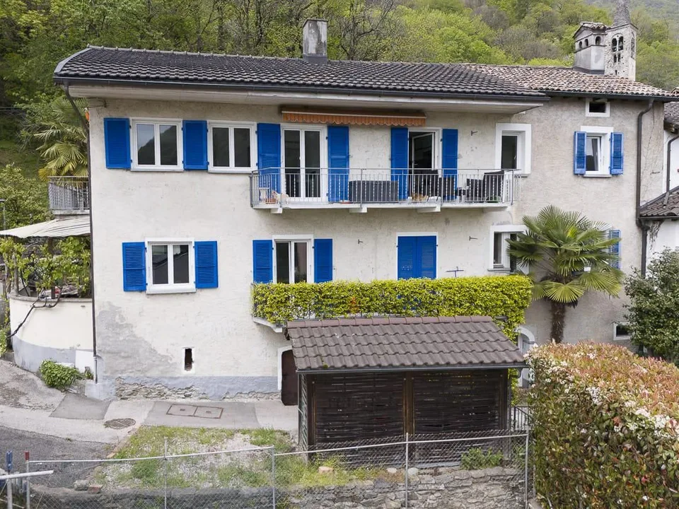 Casa unifamiliare con due unità abitative indipendenti a Mezzovico-Vira, ammessa residenza secondaria.