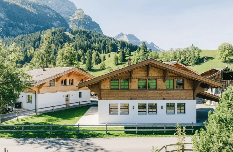 Modernes Einfamilienchalet mit Carport - Erstwohnung