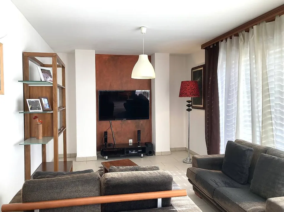 Appartement en attique 4 1/2 + box, places de parking et jardin/potager à Giubiasco