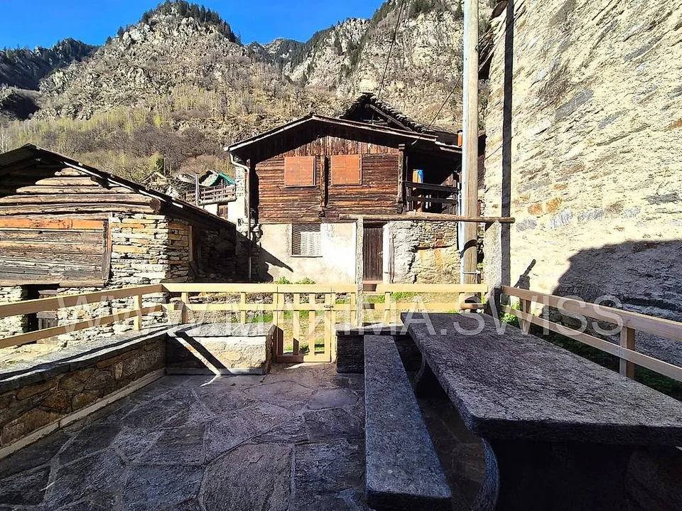 VAL PONTIRONE: CARATTERISTICO RUSTICO CON VISTA APERTA