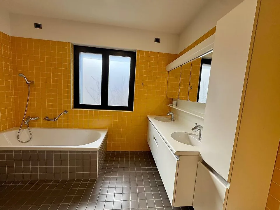 Camorino - Zweifamilienhaus mit herrlicher Aussicht und Swimmingpool