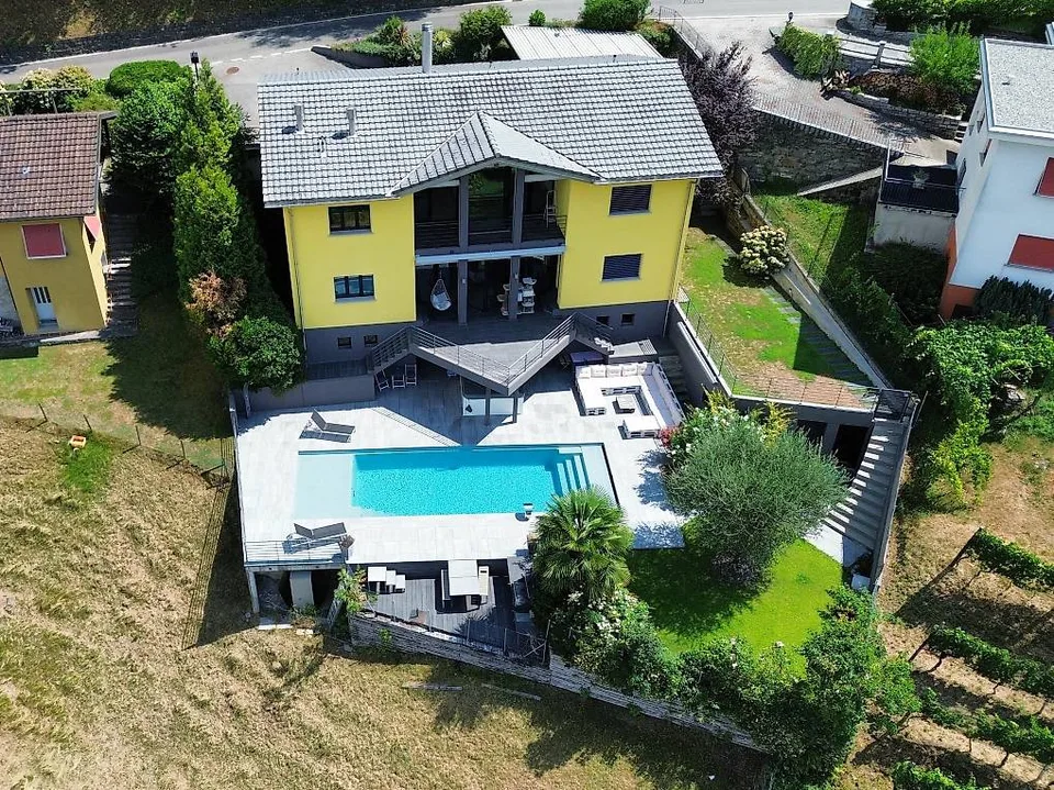 Camorino - Casa bifamiliare con splendida vista e piscina