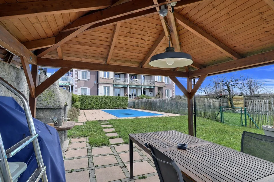 Schönes Apartment mit Pool und Seeblick
