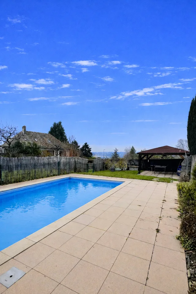 Schönes Apartment mit Pool und Seeblick
