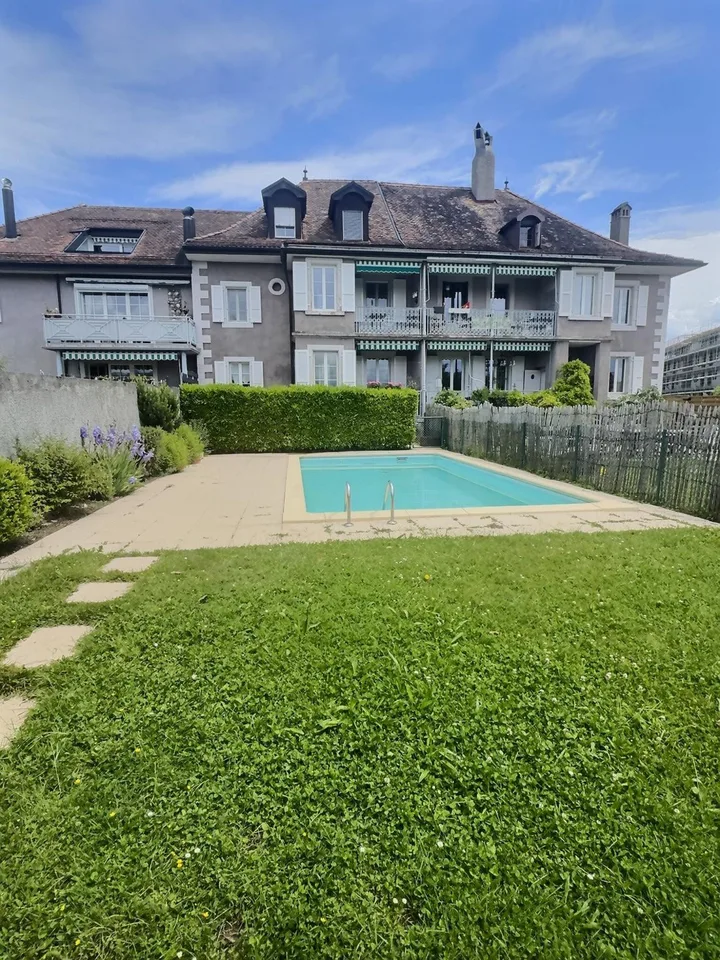 Schönes Apartment mit Pool und Seeblick