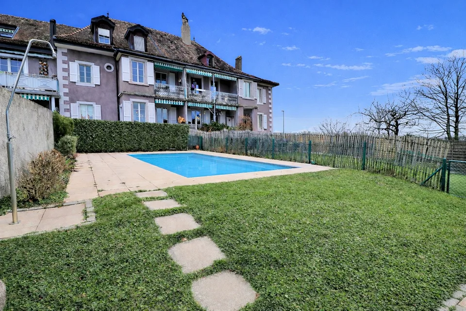 Schönes Apartment mit Pool und Seeblick