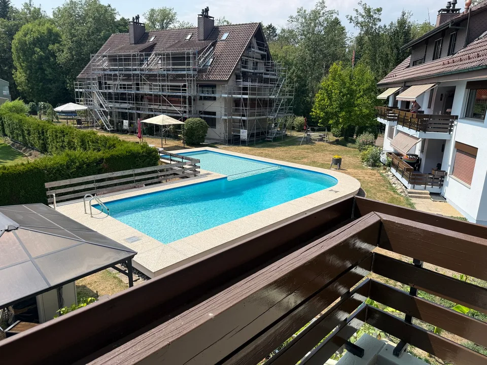 Affascinante appartamento ristrutturato di 4 locali con piscina/sauna comune e garage a Dotzigen