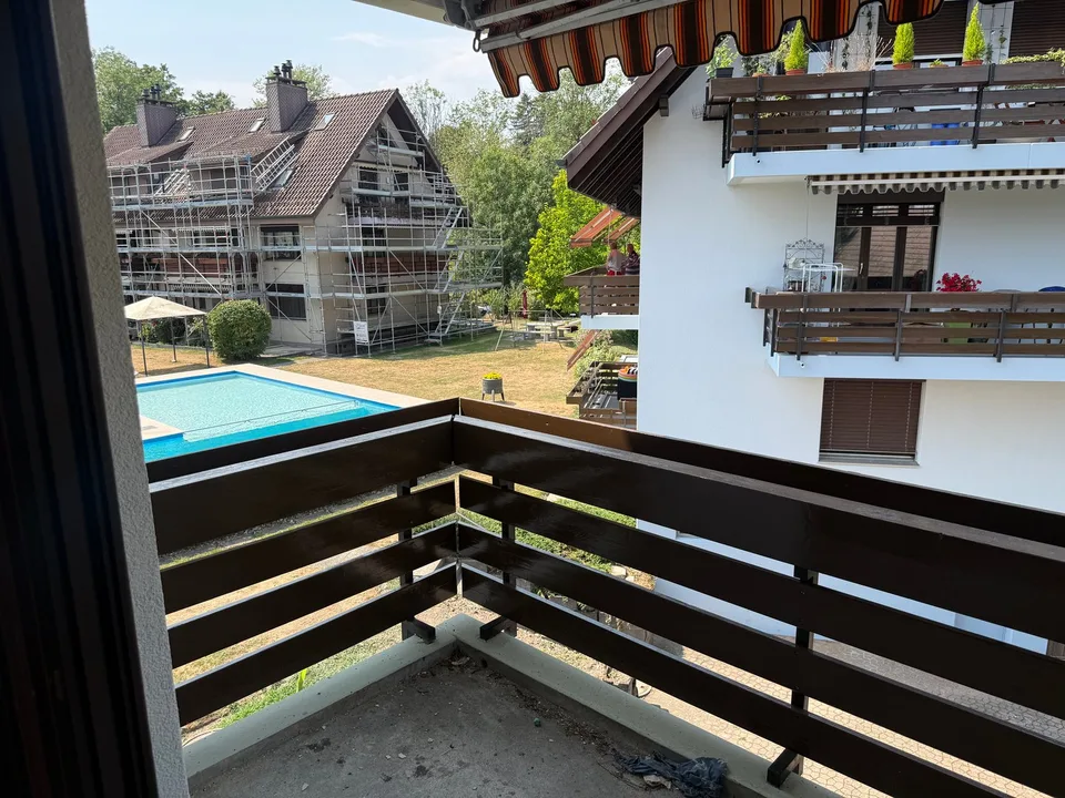 Affascinante appartamento ristrutturato di 4 locali con piscina/sauna comune e garage a Dotzigen