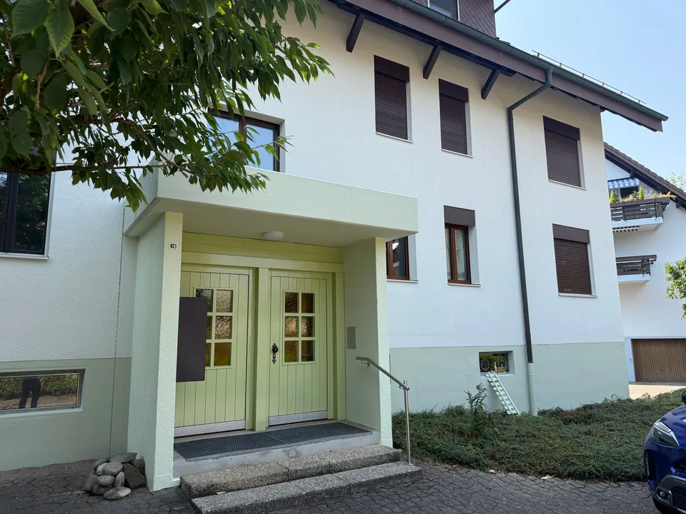 Affascinante appartamento ristrutturato di 4 locali con piscina/sauna comune e garage a Dotzigen