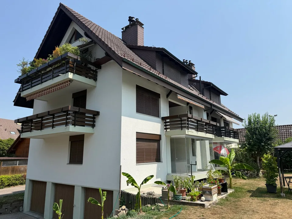 Charmante renovierte 4-Zimmer-Wohnung mit Gemeinschaftspool/Sauna und Garage in Dotzigen