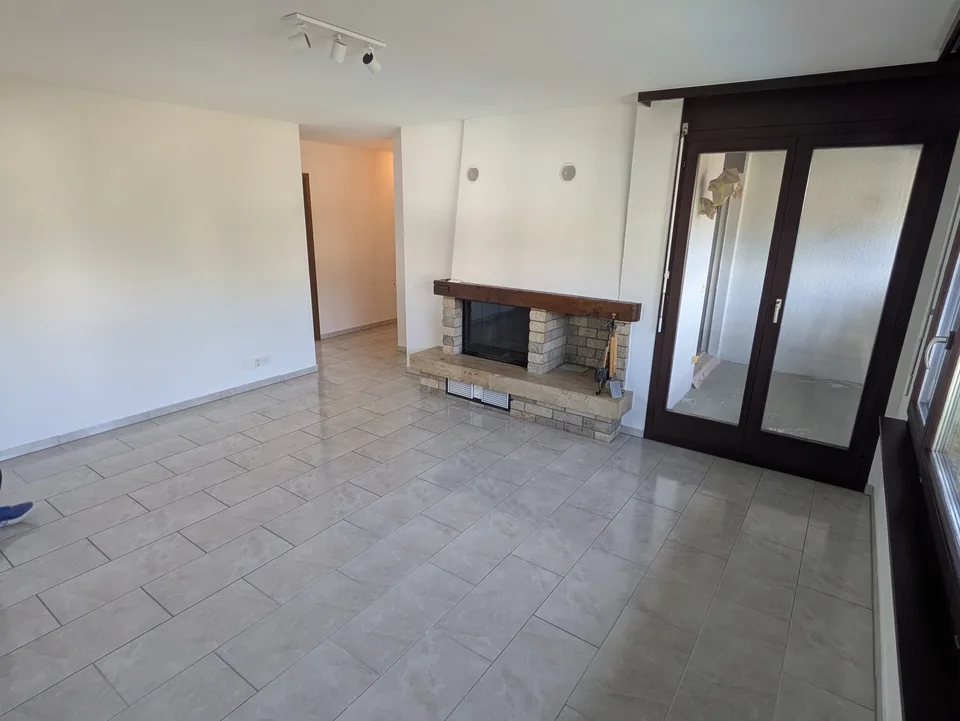 Affascinante appartamento ristrutturato di 4 locali con piscina/sauna comune e garage a Dotzigen