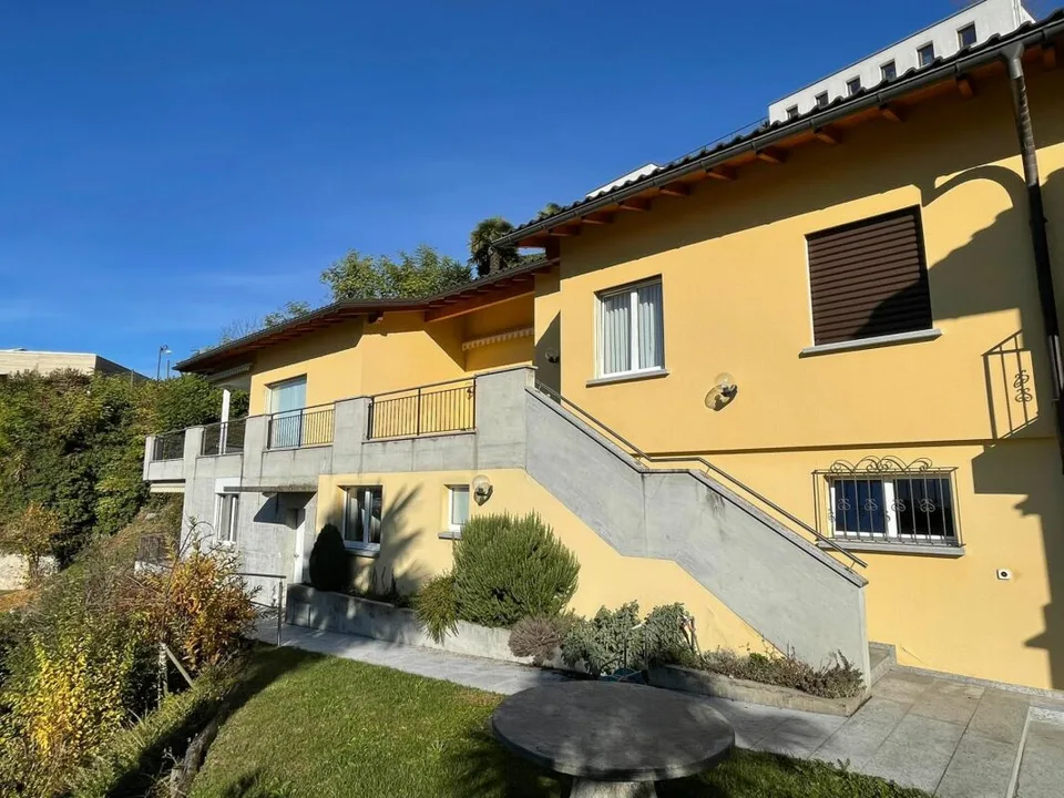Interessante villa con giardino e vista lago