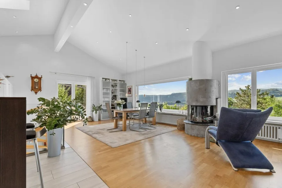 Exclusive single-family house in an idyllic forest edge location with ideal motorway connection