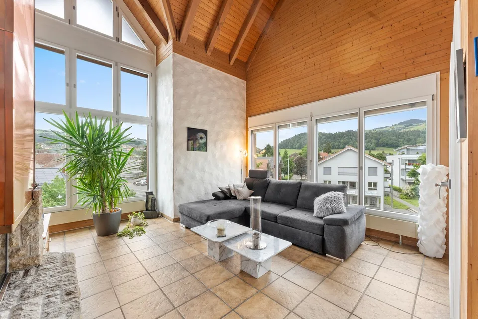Appartamento-mansarda spazioso 5.5 locali con camino e vista panoramica