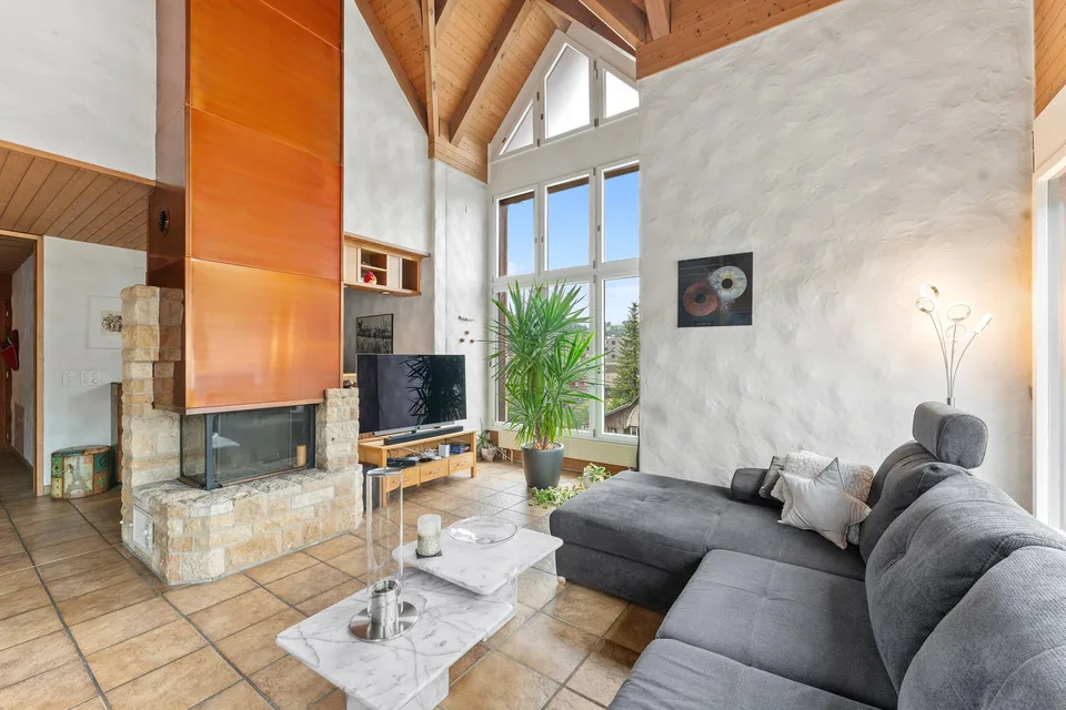 Appartamento-mansarda spazioso 5.5 locali con camino e vista panoramica