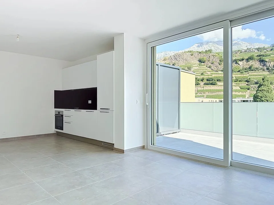 Zu vermieten in Uvrier großes 2.5-Zimmer-Attikapartment mit Terrasse