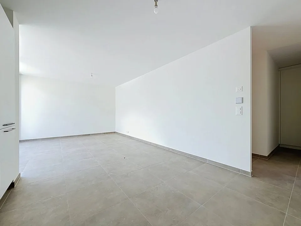 Zu vermieten in Uvrier großes 2.5-Zimmer-Attikapartment mit Terrasse