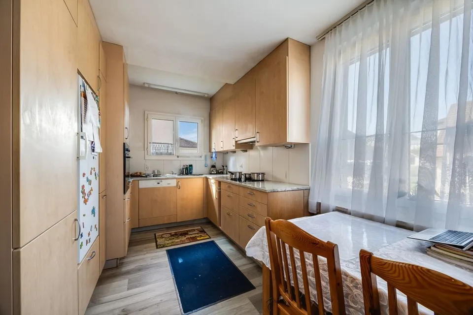 Petite Maison de Plusieurs Familles avec Trois Appartements Loués