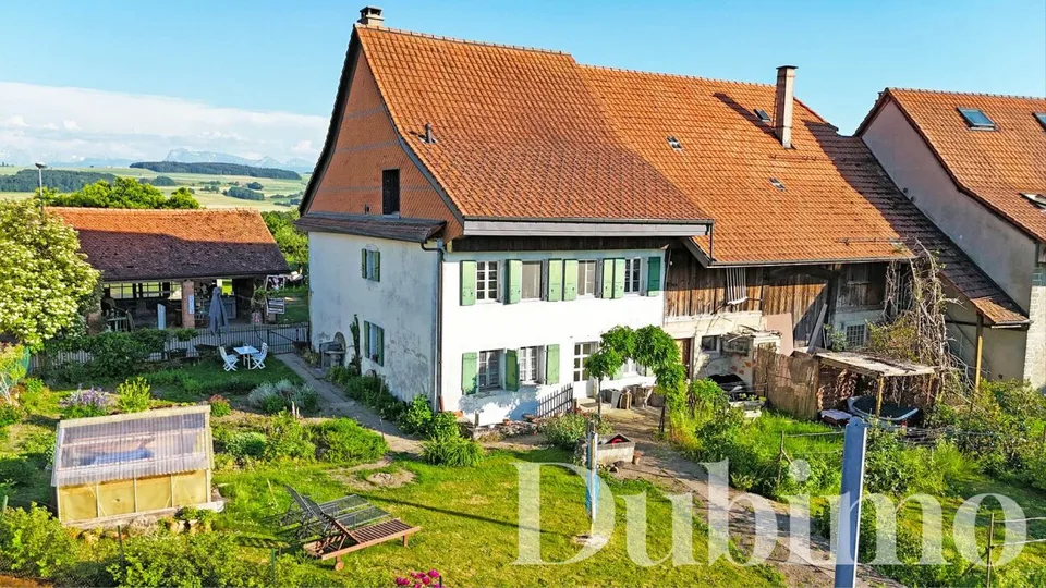 Maison familiale avec 2 logements, jardin privatif, cave et possibilité de créer un 3e logement