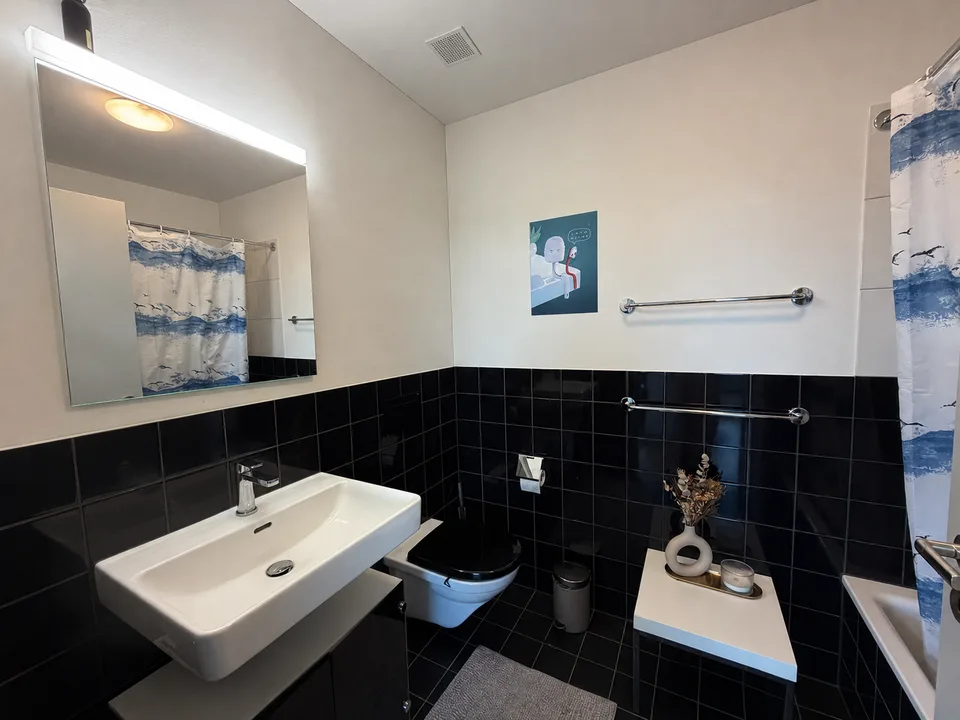 BEFRISTET: 21.08.2026 - 14.12.2026 / Stilvolle 3.5-Zimmer-Wohnung mit Loggia und Bergsicht in Cham