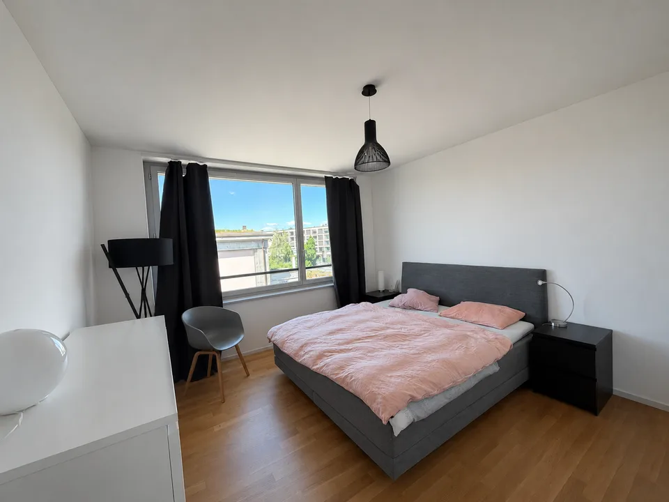 BEFRISTET: 21.08.2026 - 14.12.2026 / Stilvolle 3.5-Zimmer-Wohnung mit Loggia und Bergsicht in Cham
