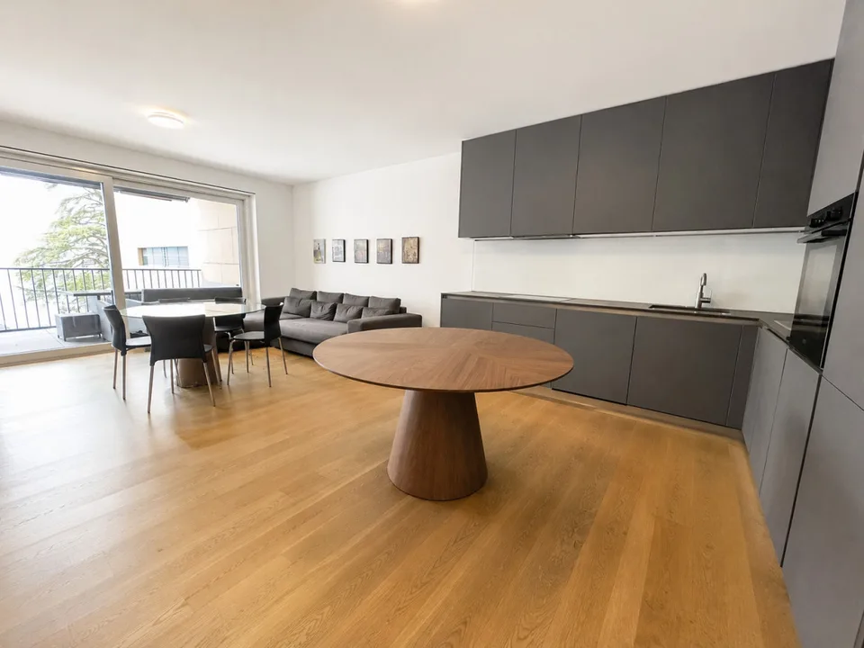 GERÄUMIGES 3.5-ZIMMER-WOHNUNG MIT ATemberAUBENDER AUSsICHT!