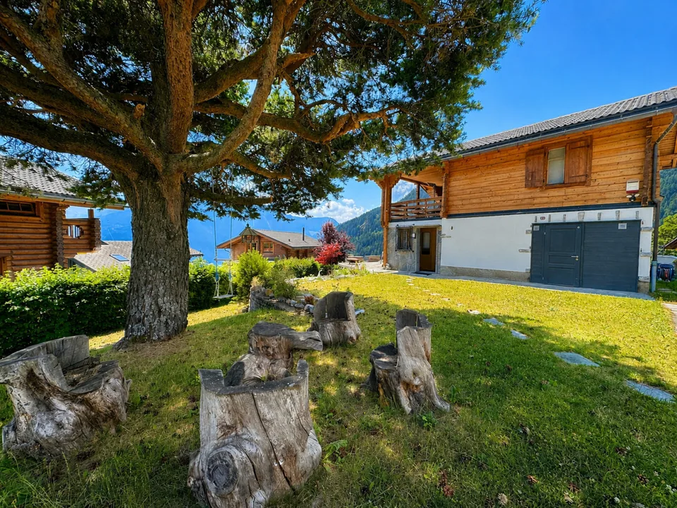MAGNIFIQUE CHALET RÉNOVÉ - RÉSIDENCE SECONDAIRE & VENTE AUX ÉTRANGERS AUTORISÉES