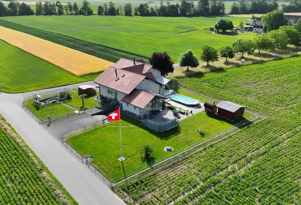 Zwei Wohnhäuser auf 1748 m2 Parzelle in Schwadnerau