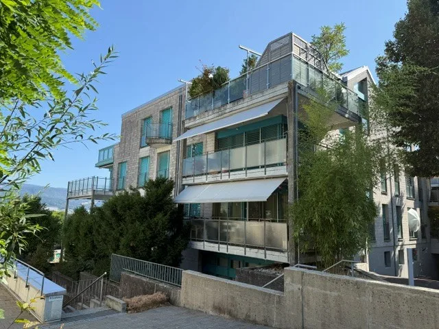 Hochwertig sanierte und zentral gelegene 4.5-Zimmerwohnung mit Balkon