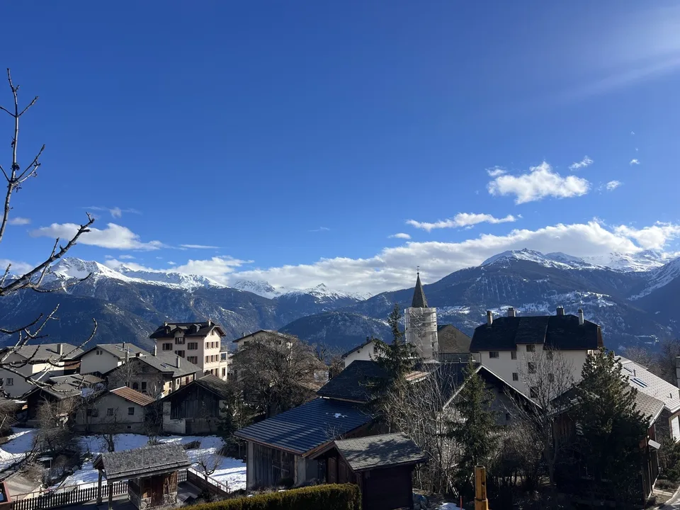 Location à l'année: appartement neuf au coeur du village de Montana