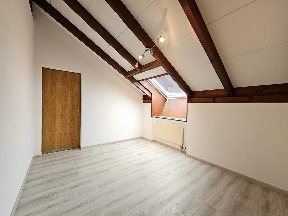3.5-Room-Balcony-Attic Apartment in a Green Setting!