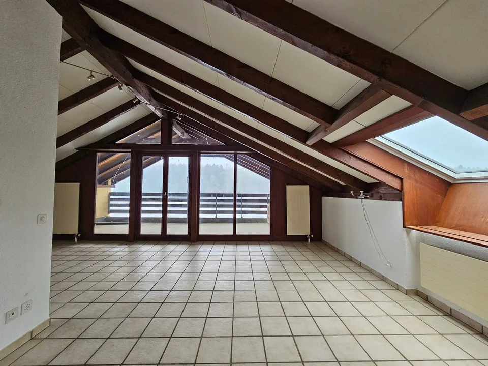 3.5-Room-Balcony-Attic Apartment in a Green Setting!
