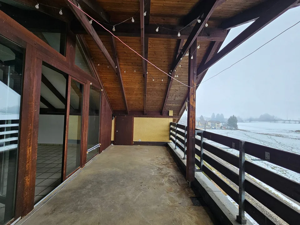 3.5-Room-Balcony-Attic Apartment in a Green Setting!