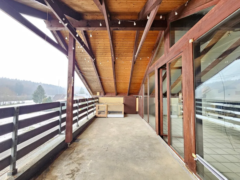 3.5-Room-Balcony-Attic Apartment in a Green Setting!