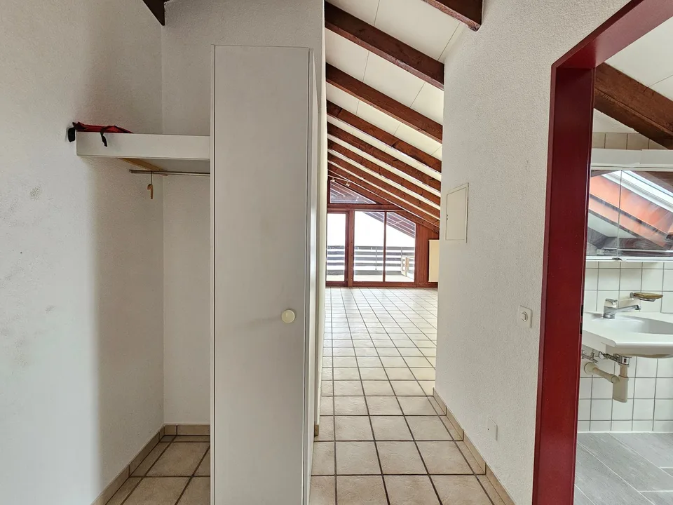 3.5-Room-Balcony-Attic Apartment in a Green Setting!