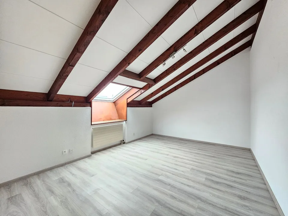 3.5-Room-Balcony-Attic Apartment in a Green Setting!
