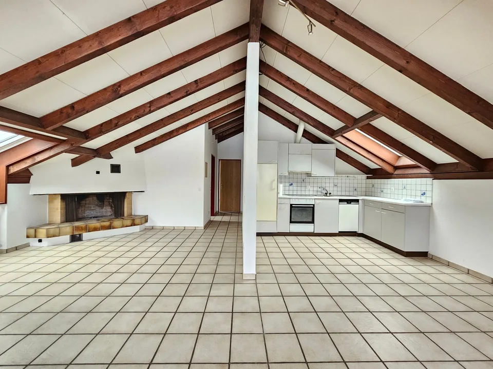 3.5-Room-Balcony-Attic Apartment in a Green Setting!