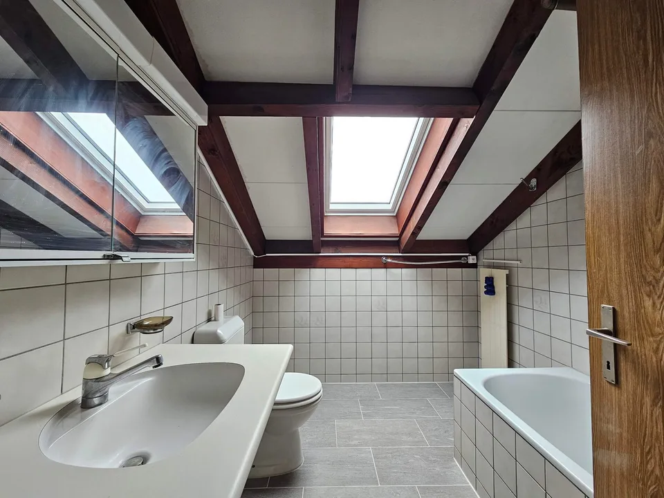 3.5-Room-Balcony-Attic Apartment in a Green Setting!
