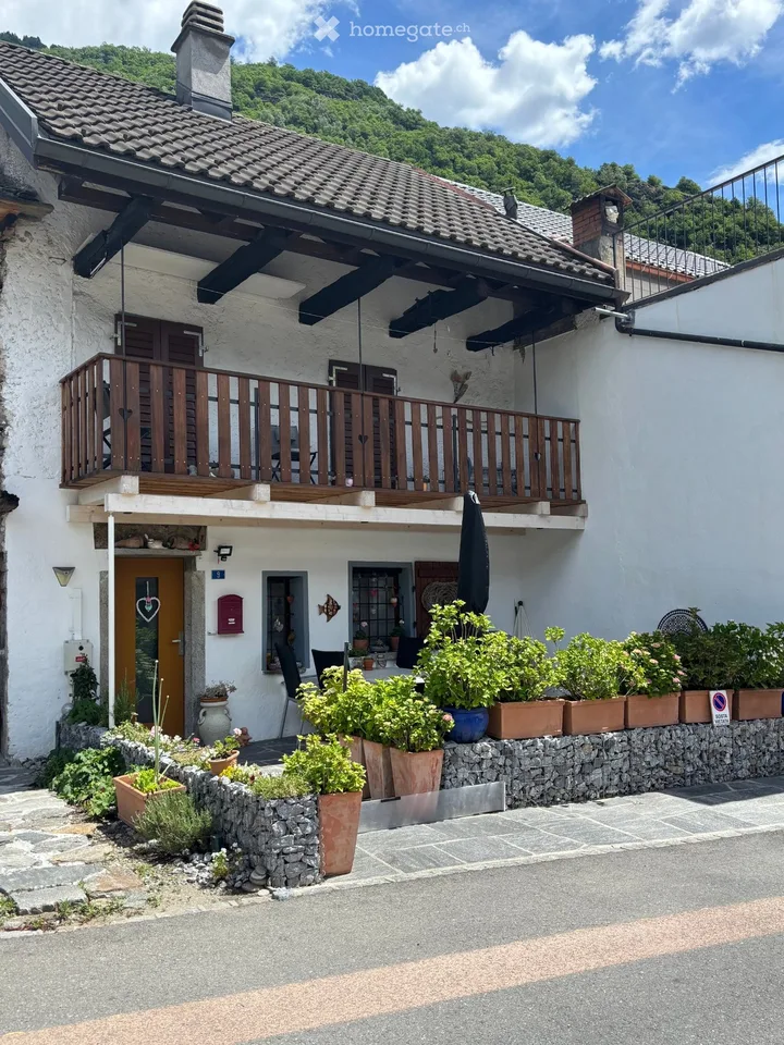 "Charmantes TI-Haus mit Priv.Parkpl. Claro Bellinzona TI".