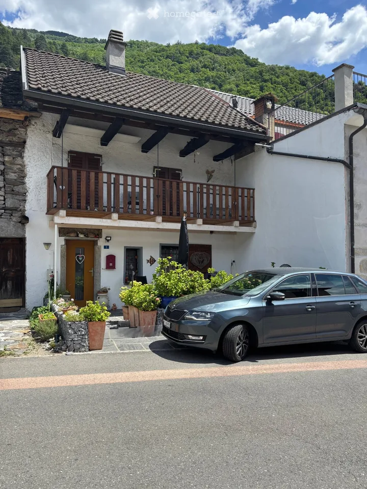 "Charmantes TI-Haus mit Priv.Parkpl. Claro Bellinzona TI".