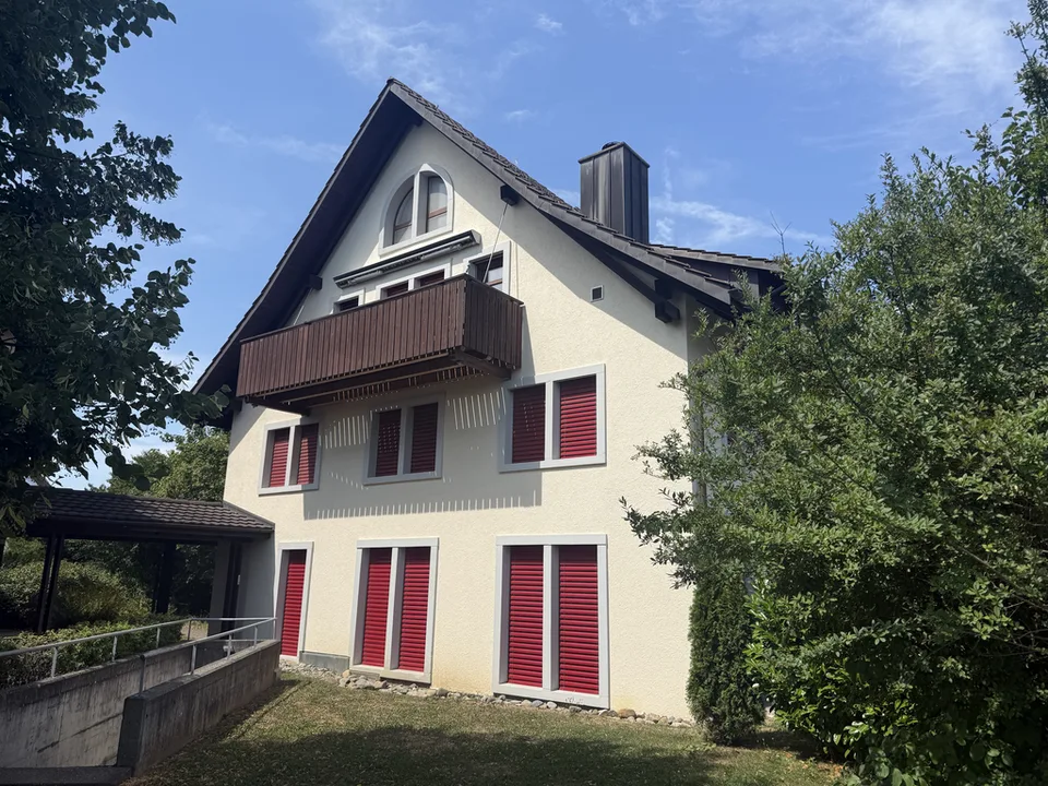 Charmante, lichtdurchflutete Dachwohnung auf zwei Etagen in Gutenswil