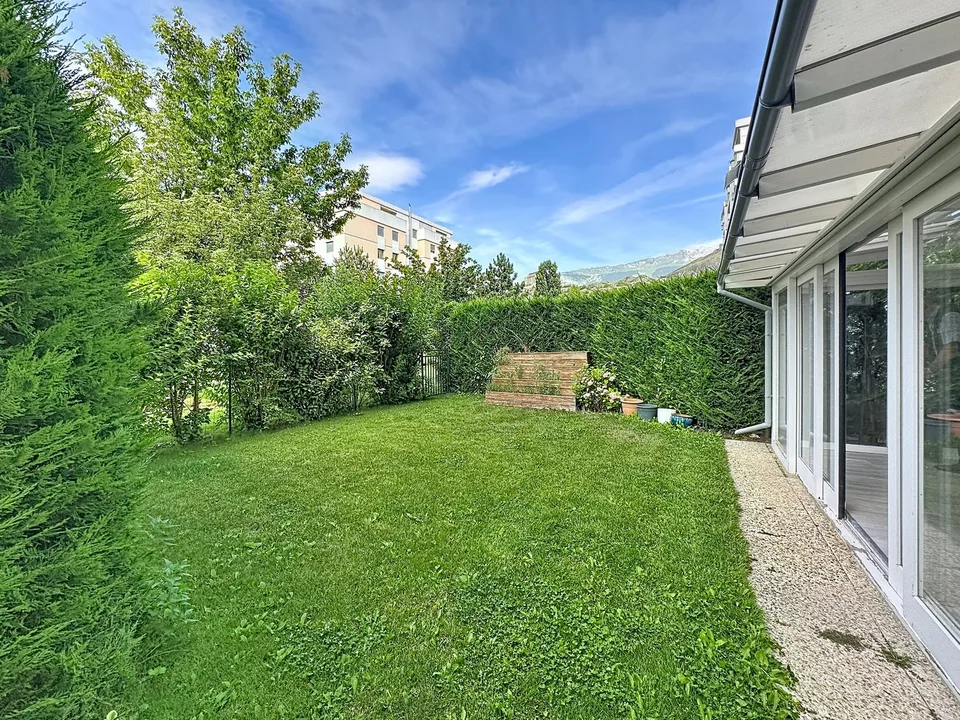 Sion – Appartement de 2.5 pièces au rez avec pelouse privative et garage-box, proche du centre-ville