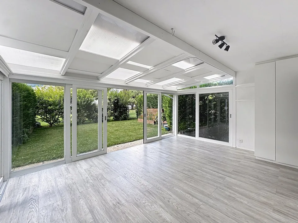 Sion – Appartamento di 2.5 locali al pian terreno con prato privato e garage-box, vicino al centro città