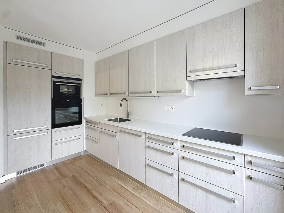 Sion – Appartamento di 2.5 locali al pian terreno con prato privato e garage-box, vicino al centro città