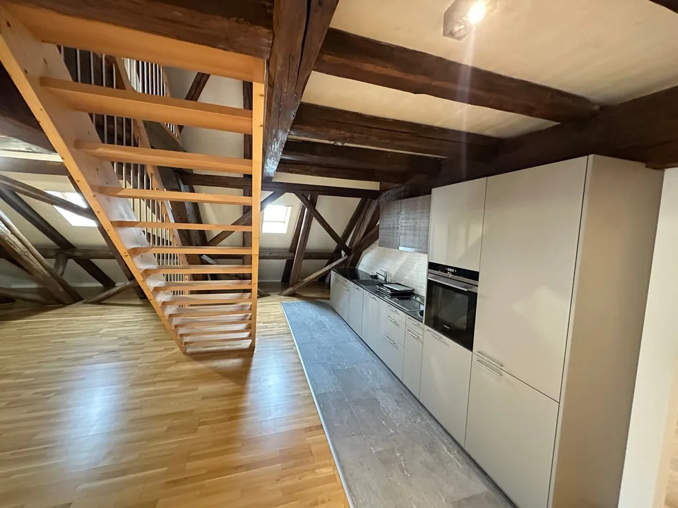Appartamento mansardato spazioso 5.5 locali con molto legno e charme