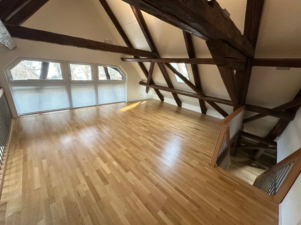 Grosszügige 5.5-Zimmer Maisonettewohnung mit viel Holz und Charme – Foto 6 von 8