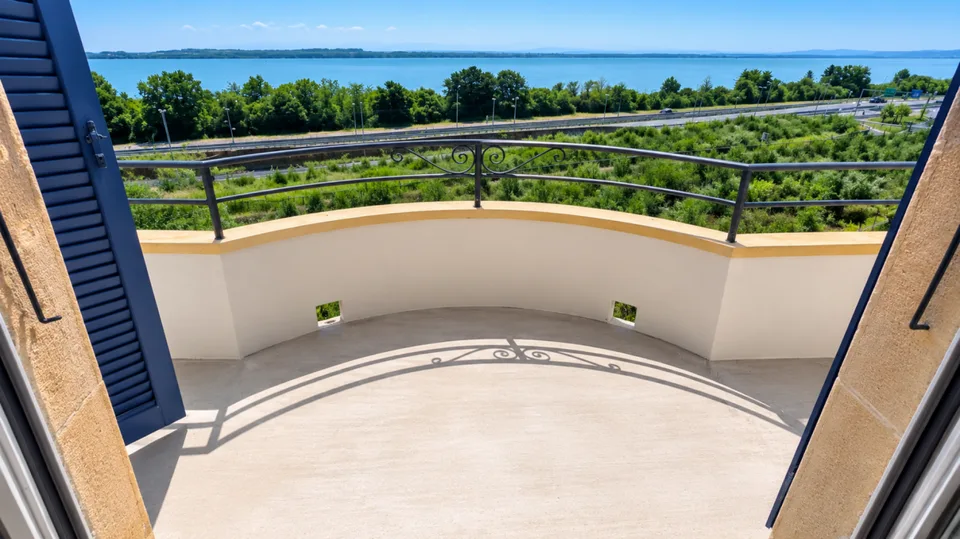 Schöne individuelle Villa mit Panoramablick, 200 m vom See – Foto 24 von 27