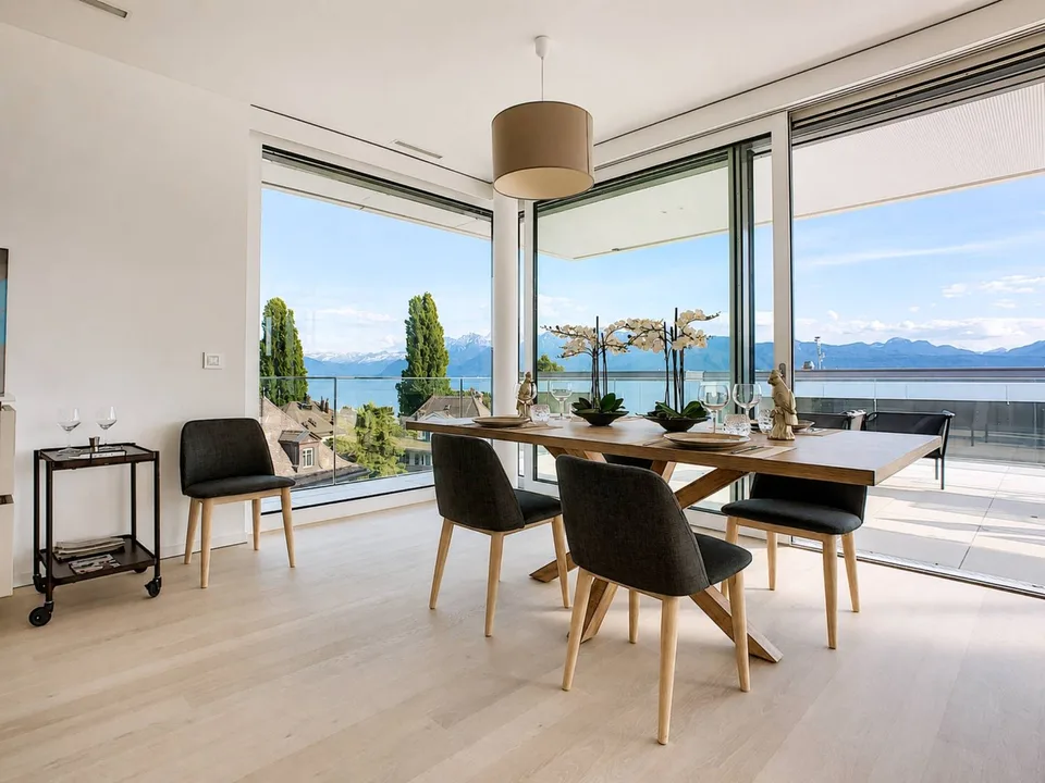Dachgeschoss im modernen Stil mit großer Terrasse nur einen Moment vom See entfernt